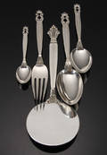 Johan Rohde for Georg Jensen. Dronningmønster kagespade, samt Kongemønster bestikdele, sterlingsølv. 5