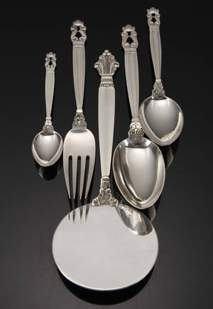 Johan Rohde for Georg Jensen. Dronningmønster kagespade, samt Kongemønster bestikdele, sterlingsølv. 5