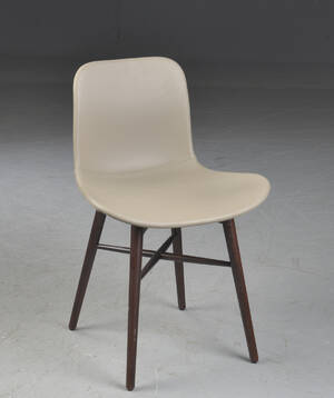 Rune Krøjgaard og Knut Bendik Humlevik for NORR11. Stol model Langue, massiv bejdset bøg og læder