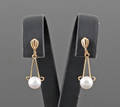 Fresh water pearl earrings in gold 2