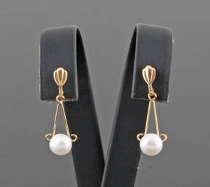 Fresh water pearl earrings in gold 2