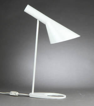 Arne Jacobsen. AJ bordlampe, hvid Denne vare er sat til omsalg under nyt varenummer 4200817