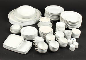 Grethe Meyer for Aluminia Royal Copenhagen. Blåkant middags- og kaffeservice af fajance 79