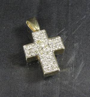 Kreuzanhänger in Gold  mit Diamanten, ca. 0.50 ct.