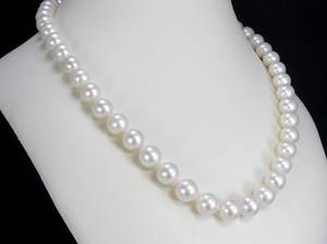 Südsee-Perlenkette mit goldener Kugelschließe