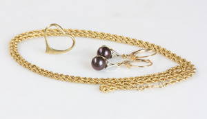 Perle ørehængere, halskæde samt hjertevedhæng i guld 4