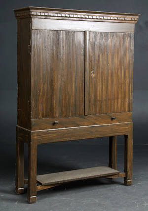 Svensk dækketøjsskab, gustaviansk stil. 1800-tallet