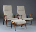 Hans J. Wegner. Par højryggede lænestole med en skammel 3