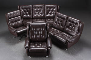 Sofasæt tre- og to-pers. sofa samt to lænestole, læder. Dansk møbelproducent 4
