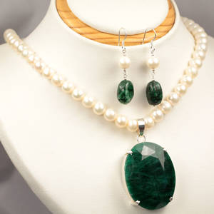 Smaragd og perle smykkesæt.