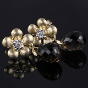 Par brillant og røgkvartz blomster ørestikker fra Heartbeats.