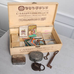 TRÄASK med äldre nyckel, äldre spel mm