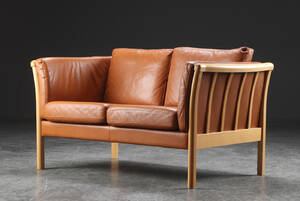 To-personers sofa, bøg og cognacfarvet skind
