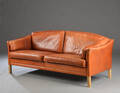 Møbelproducent. To½ pers. sofa betrukket med skind