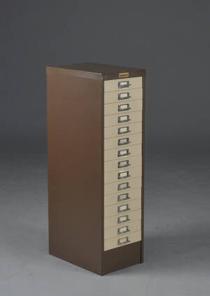 Leabank skuffemøbel af metal, front med 15 skuffer.