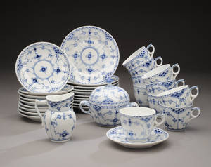 Kgl. Porcelæn. Musselmalet halvblonde kaffeservice. 32