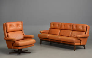3 pers. sofa og øreklapstol med brunt, strimmelsyet læder, 19601970 2