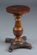 Piedestal af bejdset træ, ca. 1900