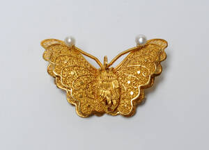 Broche af 18 kt. guld med to små perler, i form af sommerfugl