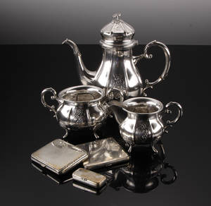 Rokokoform kaffesæt, sølv samt to cigaretetuier samt pilleæske  6