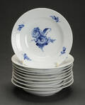 Royal Copenhagen. Blå Blomst Ni dybe tallerkener, nr. 8105. 9 Denne vare er sat til omsalg under nyt varenummer 4050358