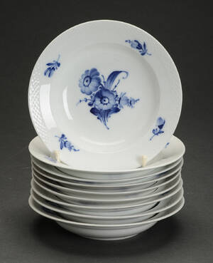 Royal Copenhagen. Blå Blomst Ni dybe tallerkener, nr. 8105. 9 Denne vare er sat til omsalg under nyt varenummer 4050358