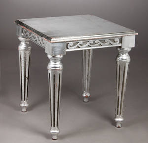 Bord af sølvmalet træ