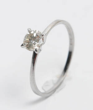 Solitairering med brillant på ca. 0.45 ct.  Denne vare er sat til omsalg under nyt varenummer 4013919