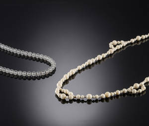 Perlekæder af ben og kvarts. Ole Lynggaard. 2 