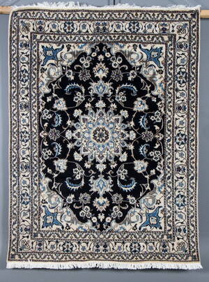 Persisk Nain. 195x146 cm.