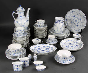 Kgl. P. Diverse dele musselmalet the, kaffe og spisestel.70