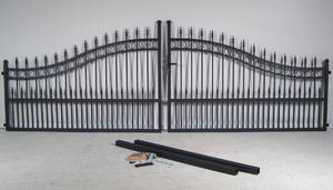 Dobbeltlåget port i sortlakeret aluminium. B. ca. 447 cm 3