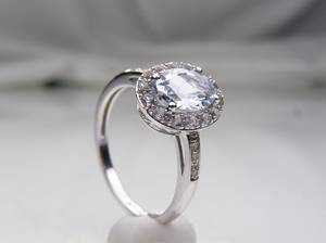 Ring mit Aquamarin und Diamanten