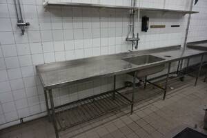 lång diskbänk plus lång hyllplan i rostfritt 83