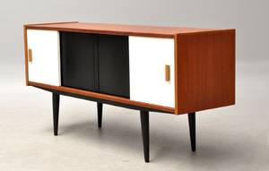 Dansk møbelarkitekt. Lav skænk i teak, 1950erne