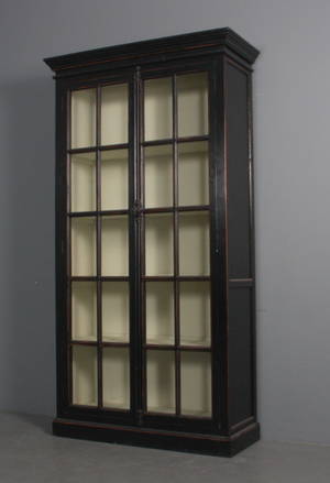 VitrineskabSkab, sort malet træ