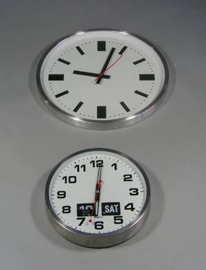 Paar moderne Wanduhren 2