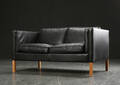 Stouby. To-personers sofa, sort læder