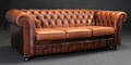 Sofa i Chesterfield-stil med betræk af dybhæftet sømbeslået brunt patineret læder