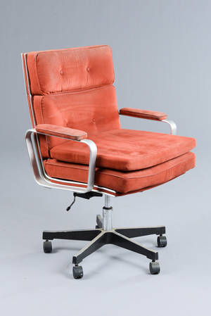 Kontorstol af aluminium med rød alcantara betræk. 1970erne