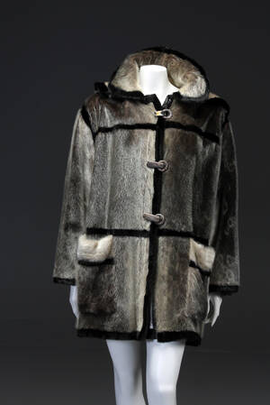 Pelsjakke af sælskind  aftagelig hætte - ca 40-42