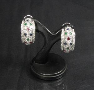 Ohrstecker in Weißgold mit Rubinen, Saphiren, Smaragden und Brillanten, ca. 2.20 ct.