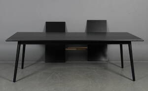 Poul M. Volther. Spisebord af eg med to tillægsplader, model C35C. 3 Denne vare er sat til omsalg under nyt varenummer 4586710