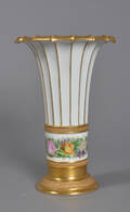 Royal Copenhagen  Kgl. P. Tompetformet vase m hjemmedekoration, nr. 8569 2. sort.