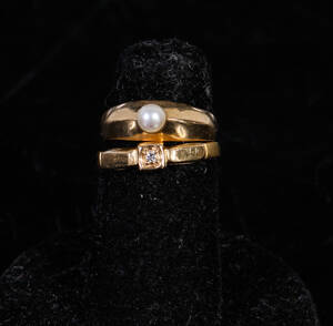 Ringar, 2 stycken, 23K samt 18K, diamant, pärla 2