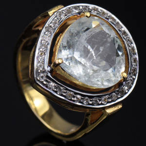 Aquamarine og hvid safir ring.