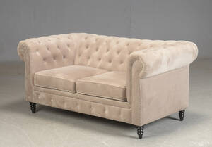 Sofa i chesterfield stil.