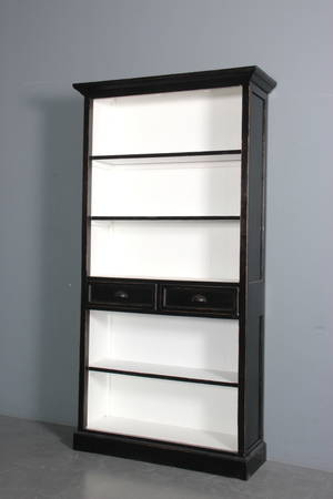 Bogreol, sort antikbemalet træ.