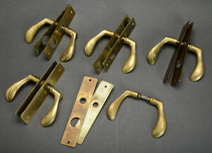 Arne Jacobsen. Fem sæt dørgreb af messing 5  Denne vare er sat til omsalg under nyt varenummer 4019287