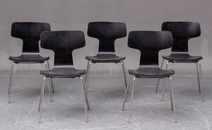 Arne Jacobsen. Sæt på fem stole model 3103, T-stolen 5
